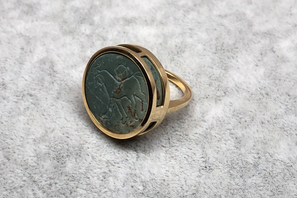 Mesopotamia green stone carved lion seal ring in 18K yellow gold  - 18K黄金镶嵌美索不达米亚绿石雕狮子纹印章戒指 - aurumspeak