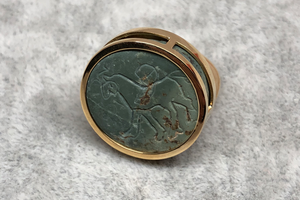 Mesopotamia green stone carved lion seal ring in 18K yellow gold  - 18K黄金镶嵌美索不达米亚绿石雕狮子纹印章戒指 - aurumspeak