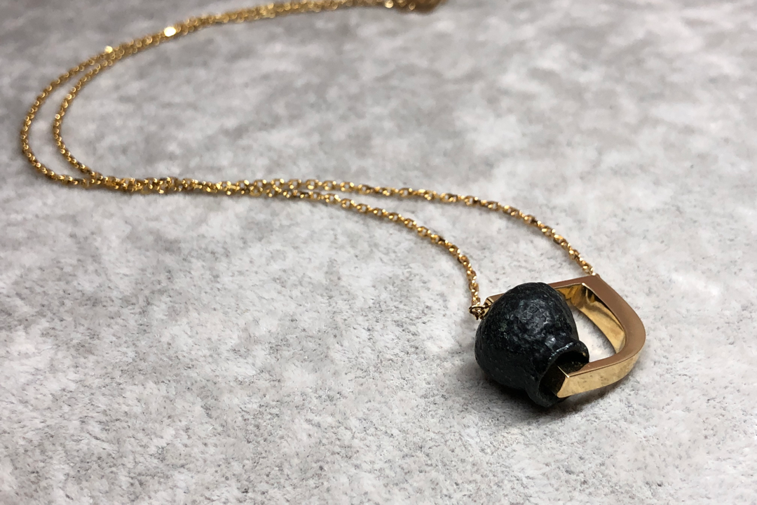 Stone Age ancient stone bead pendant necklace in 18K yellow gold - 18K黄金镶嵌石器时代古石珠项链 - aurumspeak