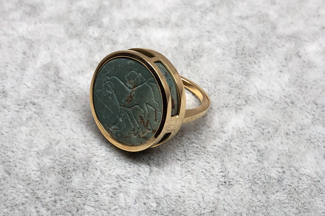Mesopotamia green stone carved lion seal ring in 18K yellow gold  - 18K黄金镶嵌美索不达米亚绿石雕狮子纹印章戒指 - aurumspeak