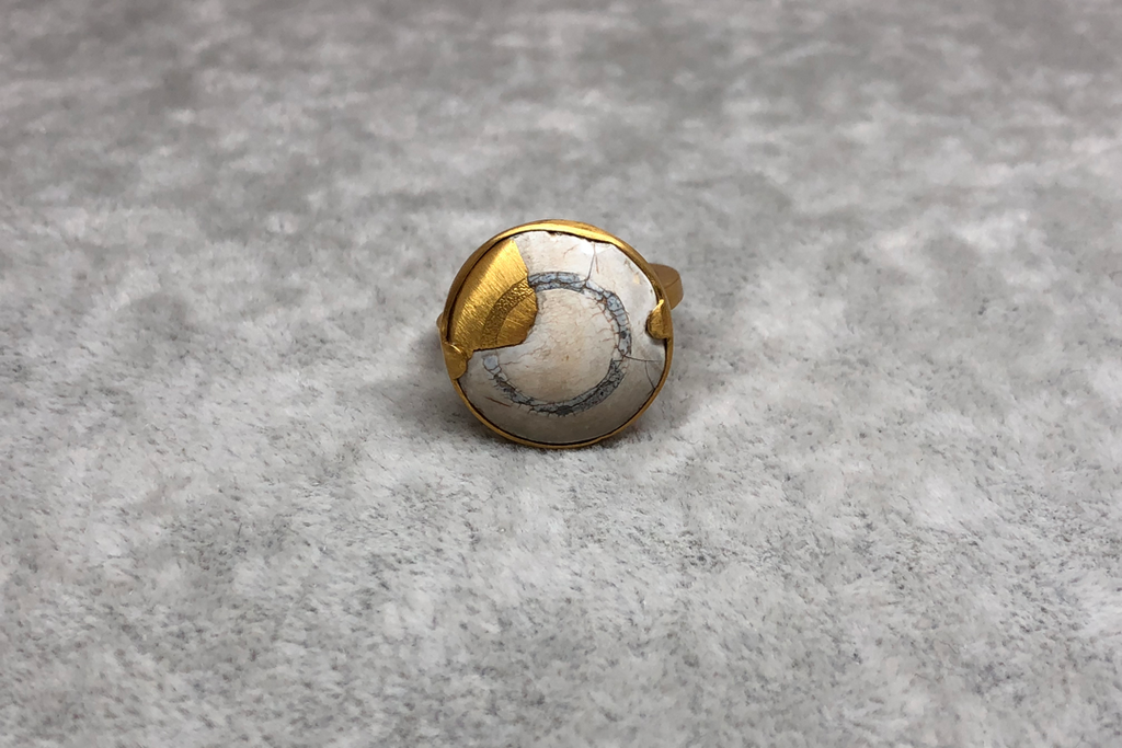 24K yellow gold inlaid with Central Asian white goat's eye dzi bead ring  - 24K黄金镶嵌中亚白色板眼珠戒指 - aurumspeak