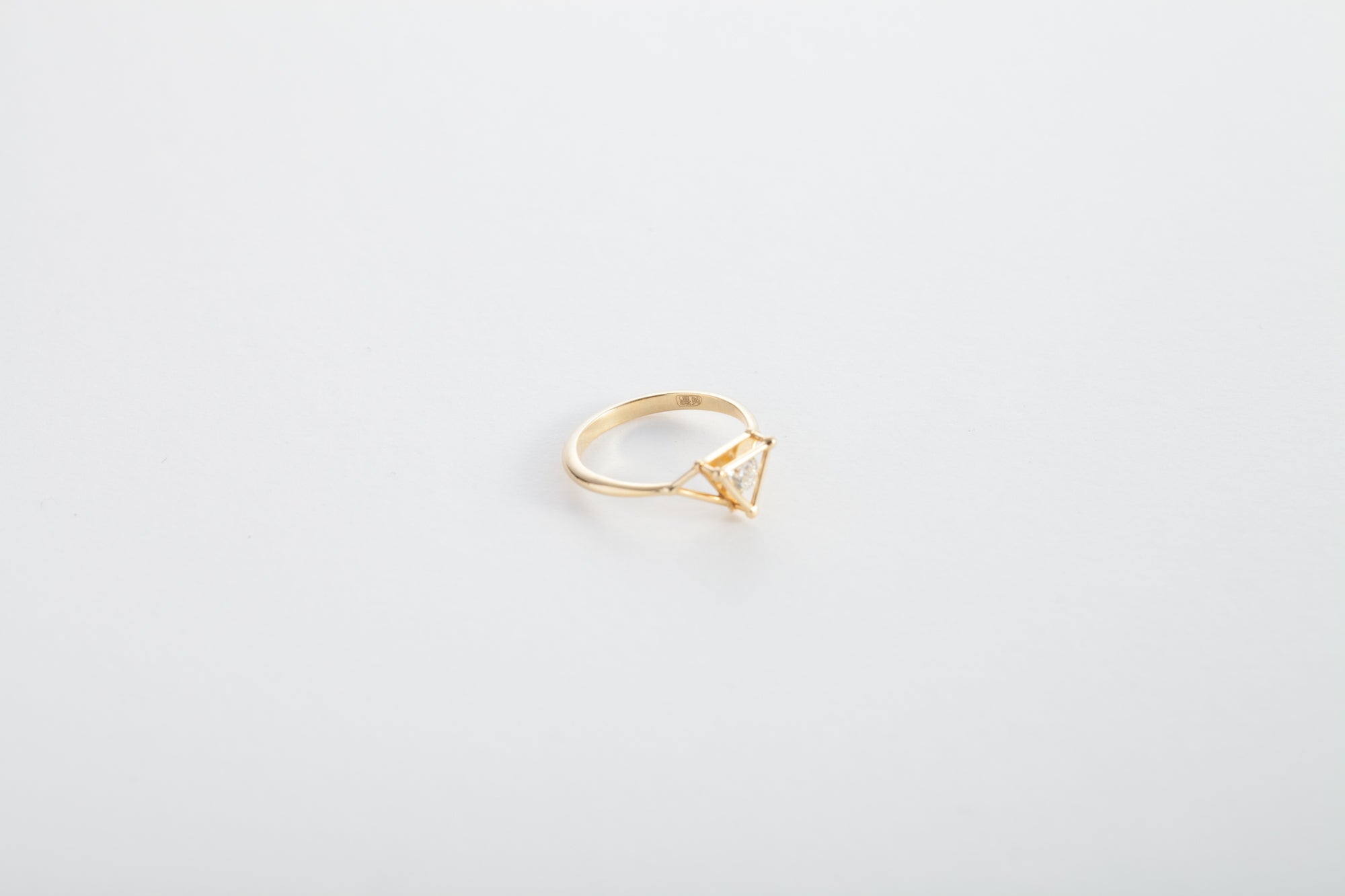 Triangle Diamond Ring - 三角形钻石戒指 - aurumspeak